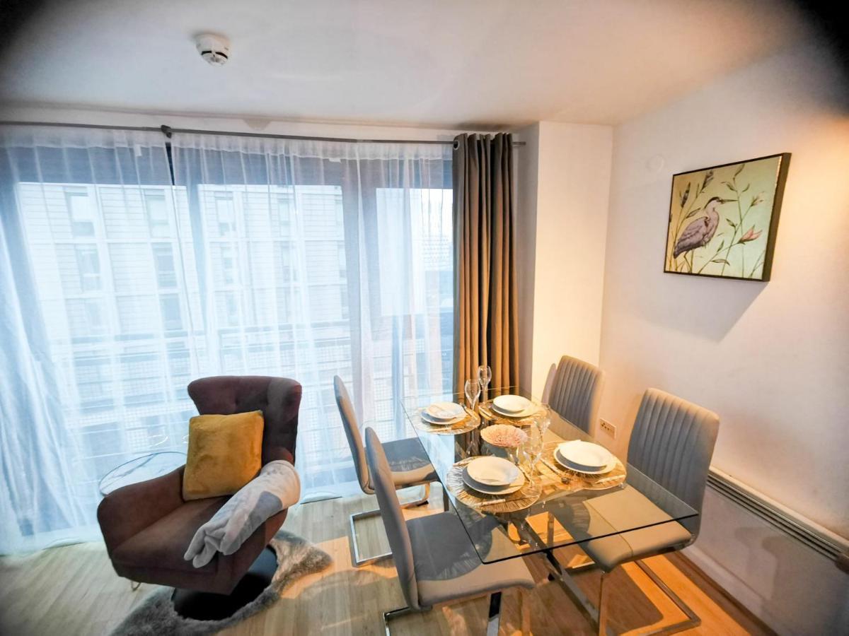 Lovely 2-bedroom apartment, FREE Parking Manchester Buitenkant foto