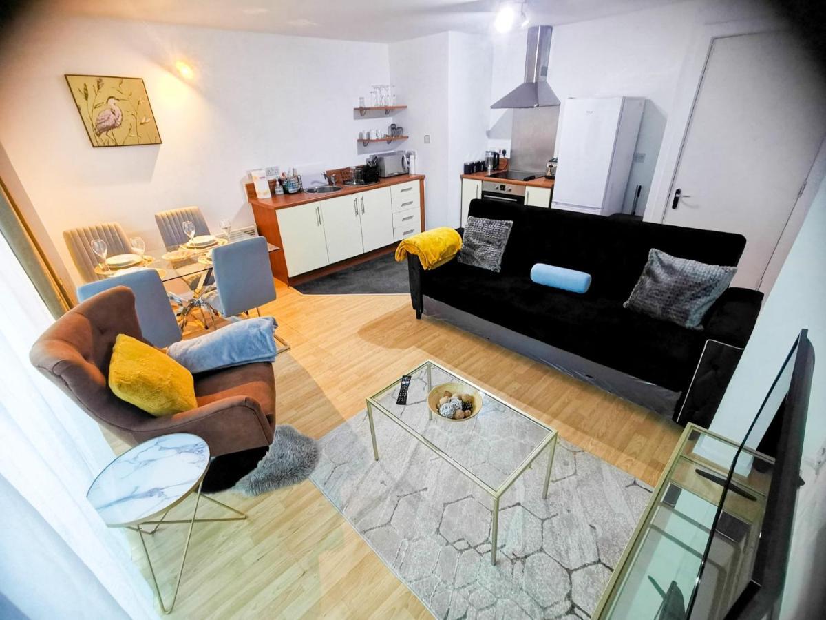 Lovely 2-bedroom apartment, FREE Parking Manchester Buitenkant foto